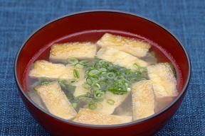 豆腐と揚げのお味噌汁の写真